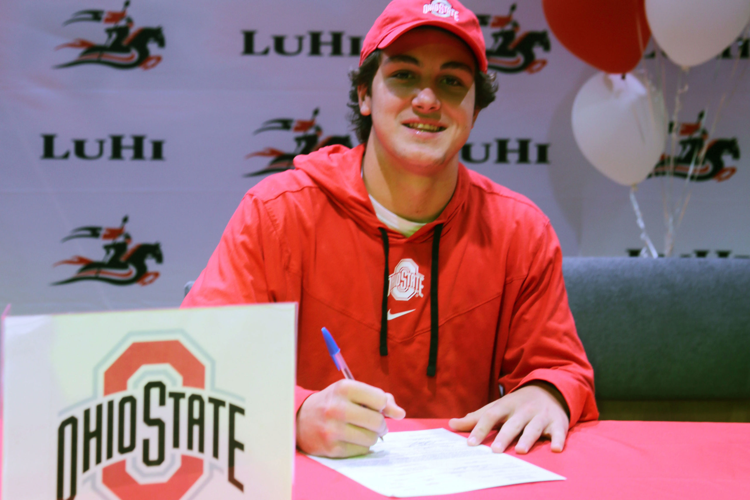 Student signs national letter of intent